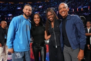 跨界联合！库里夫妇和美国前总统奥巴马夫妇合影留念