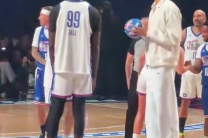 文班与法尔同框出席，吧友们比较喜欢谁的身材比例呢